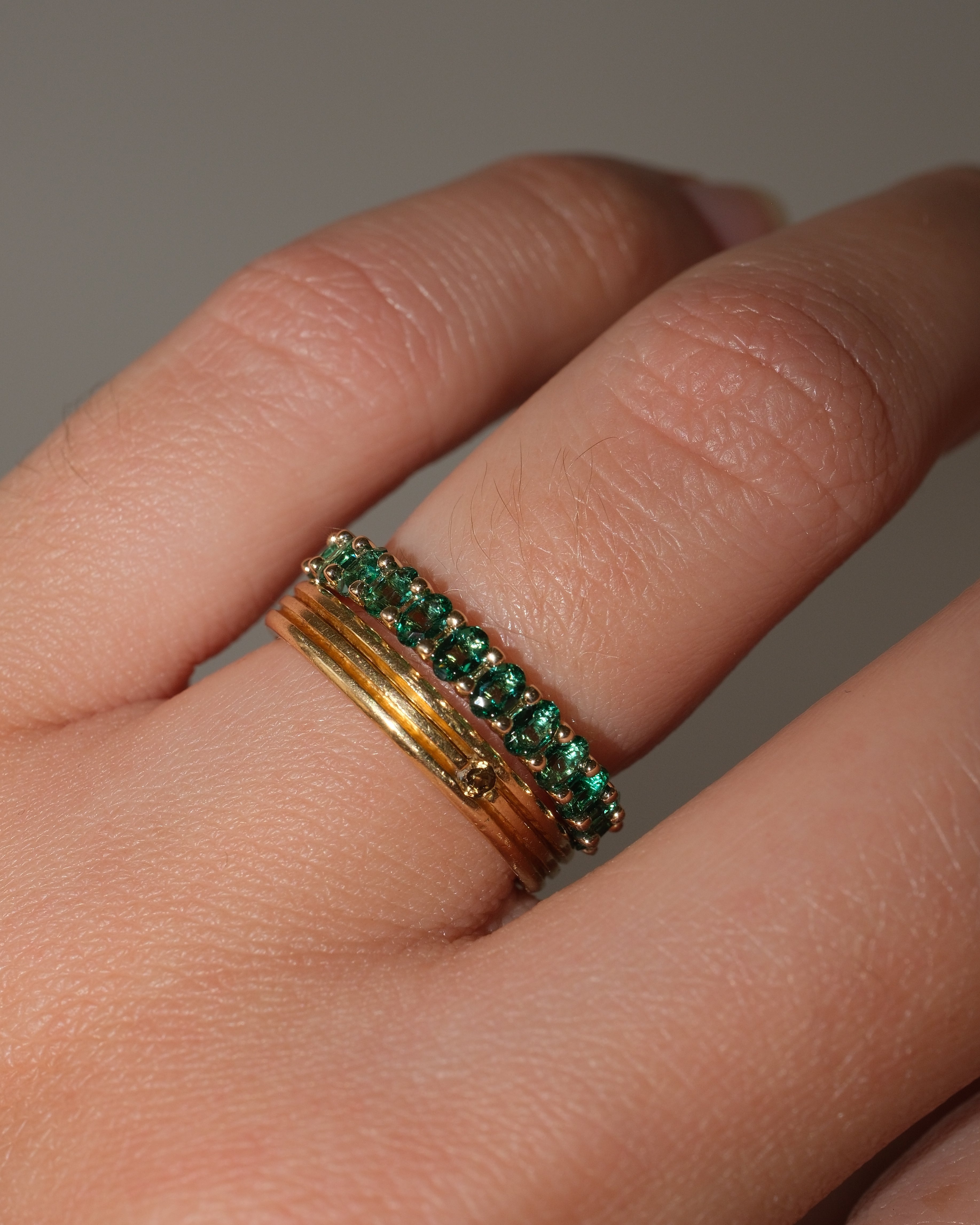 ALINA OVAL EMERALDS BAND