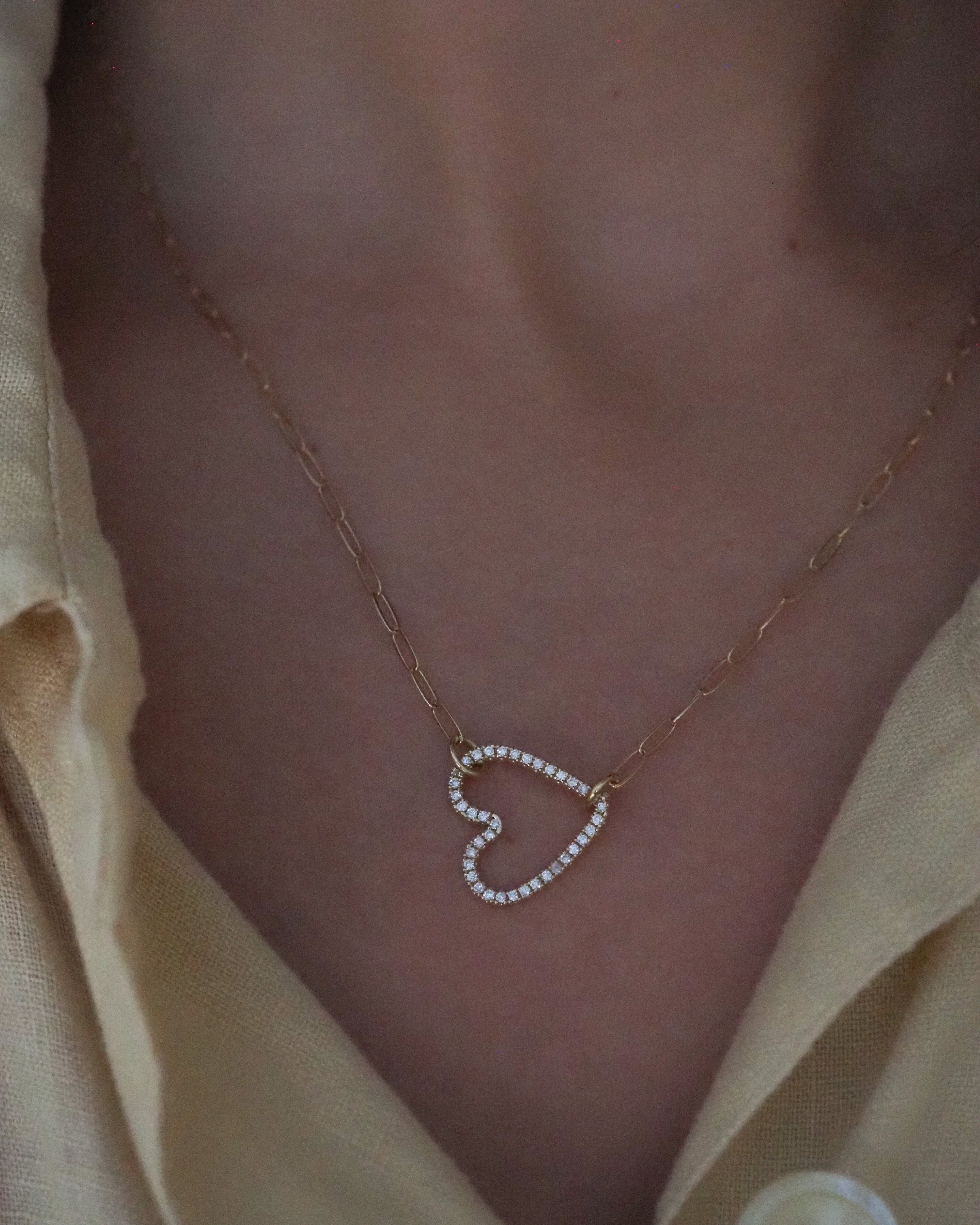 FLOATING DIAMONDS HEART NECKLACE