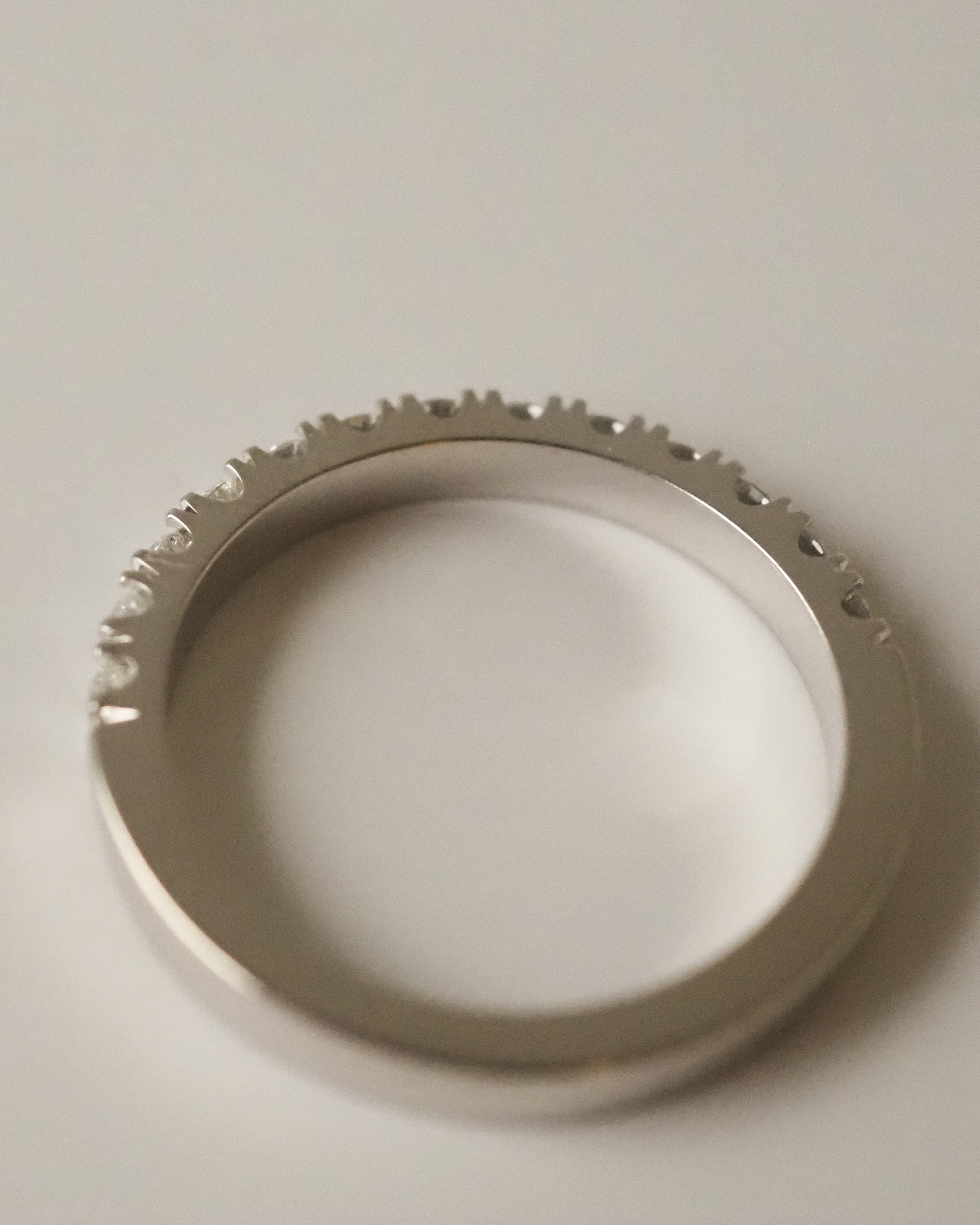 CLASSIC DIAMONDS RING -  FRENCH SETTING - WHITE GOLD