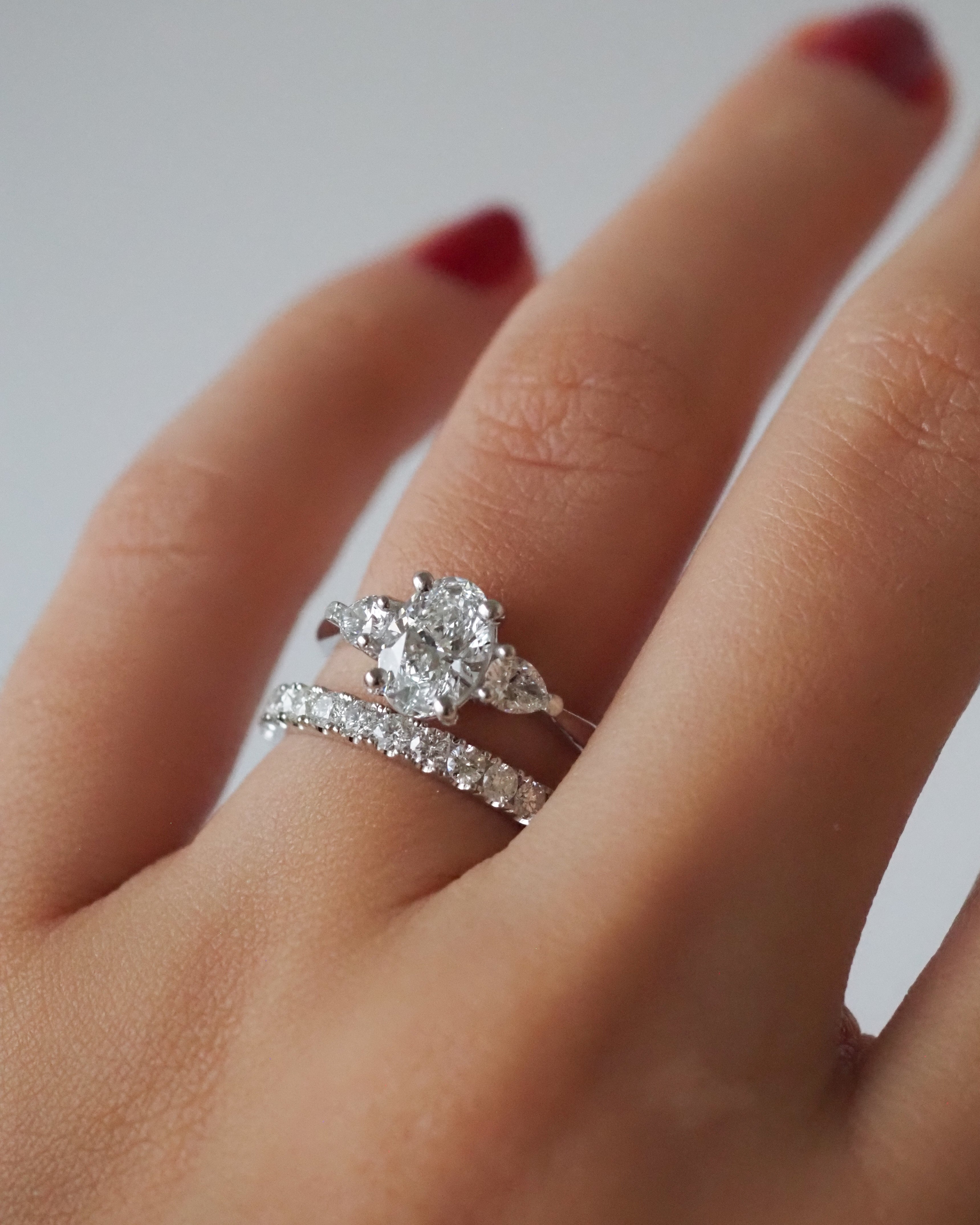CLASSIC DIAMONDS RING -  FRENCH SETTING - WHITE GOLD