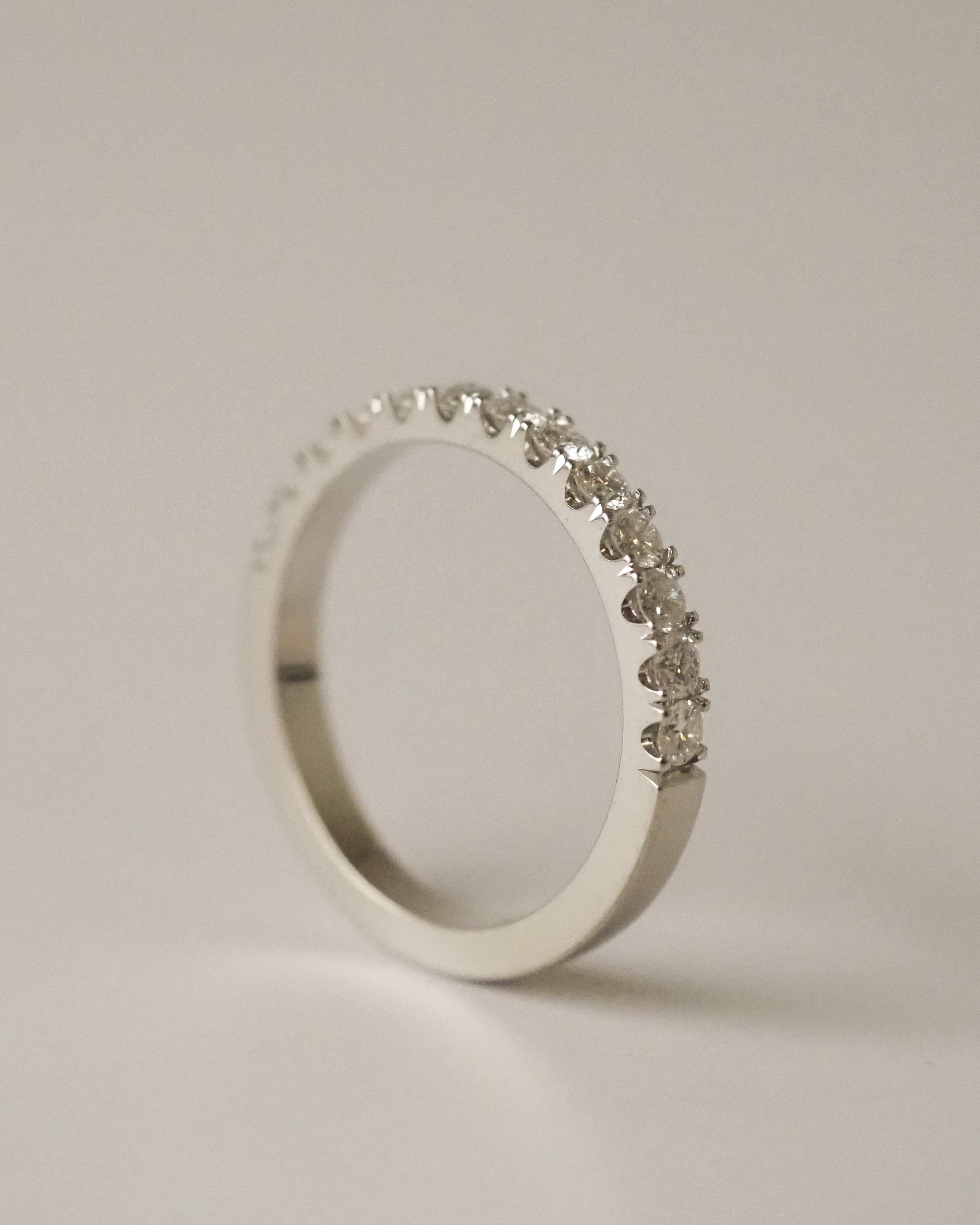 CLASSIC DIAMONDS RING -  FRENCH SETTING - WHITE GOLD