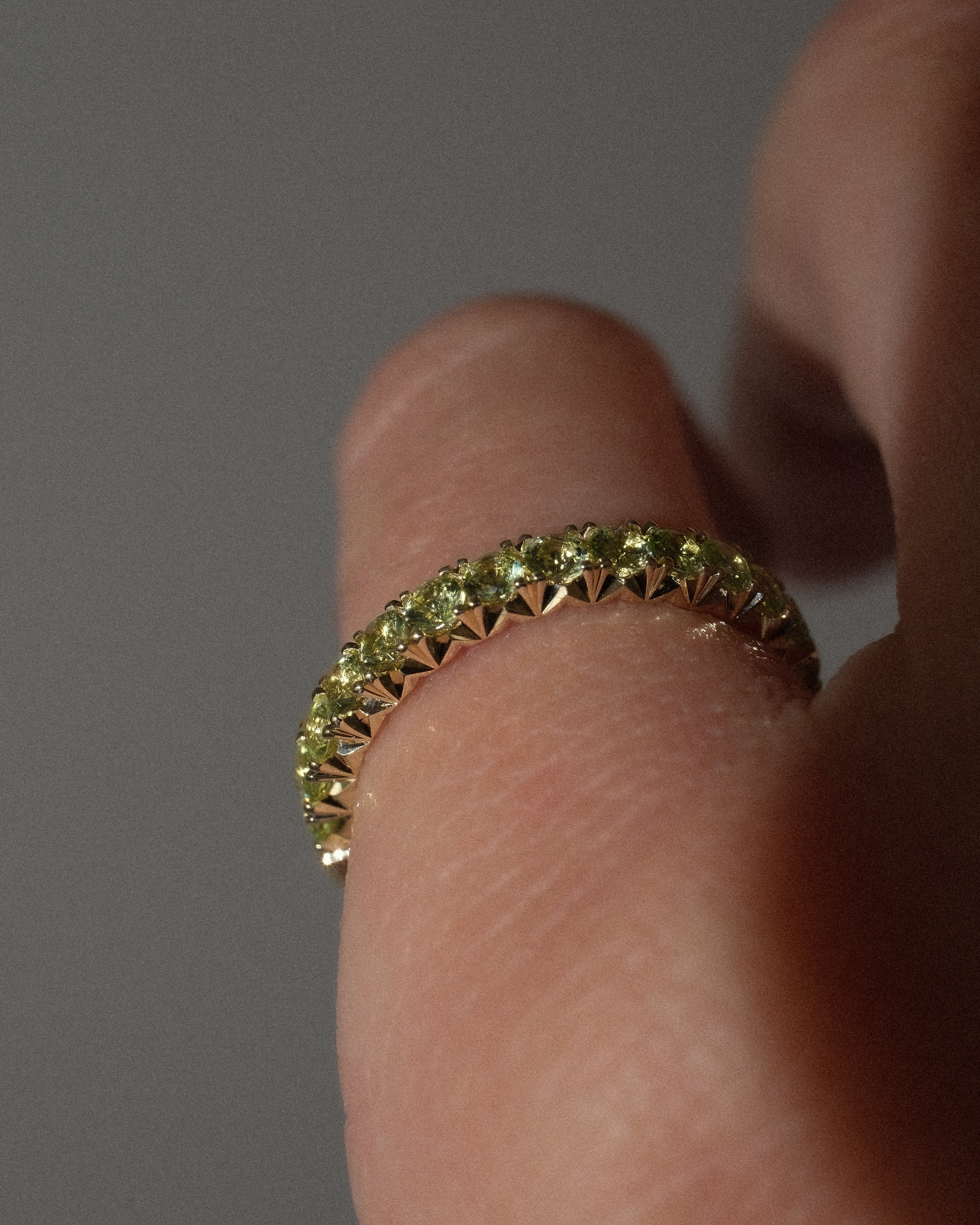 PERIDOTS BAND RING