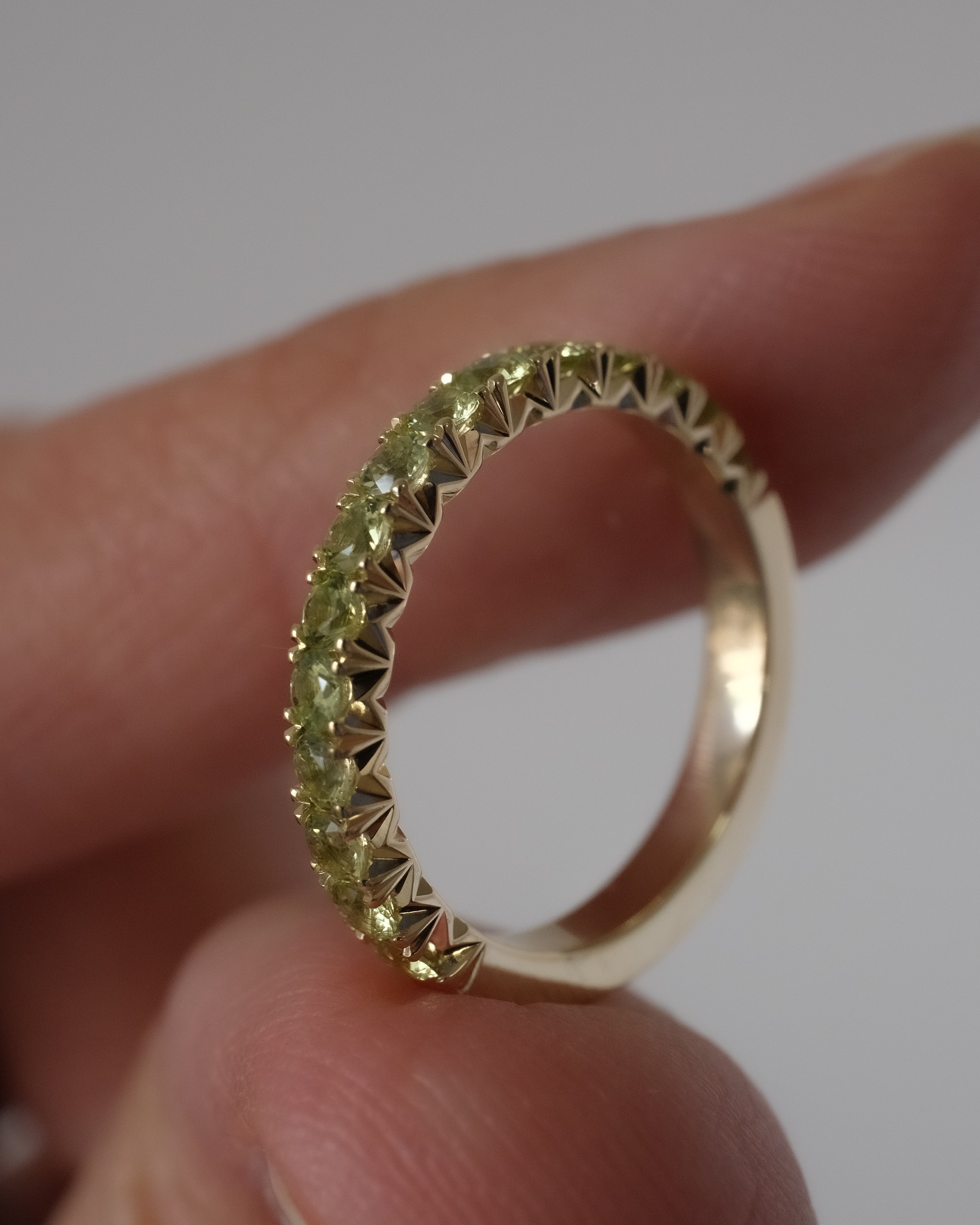 PERIDOTS BAND RING