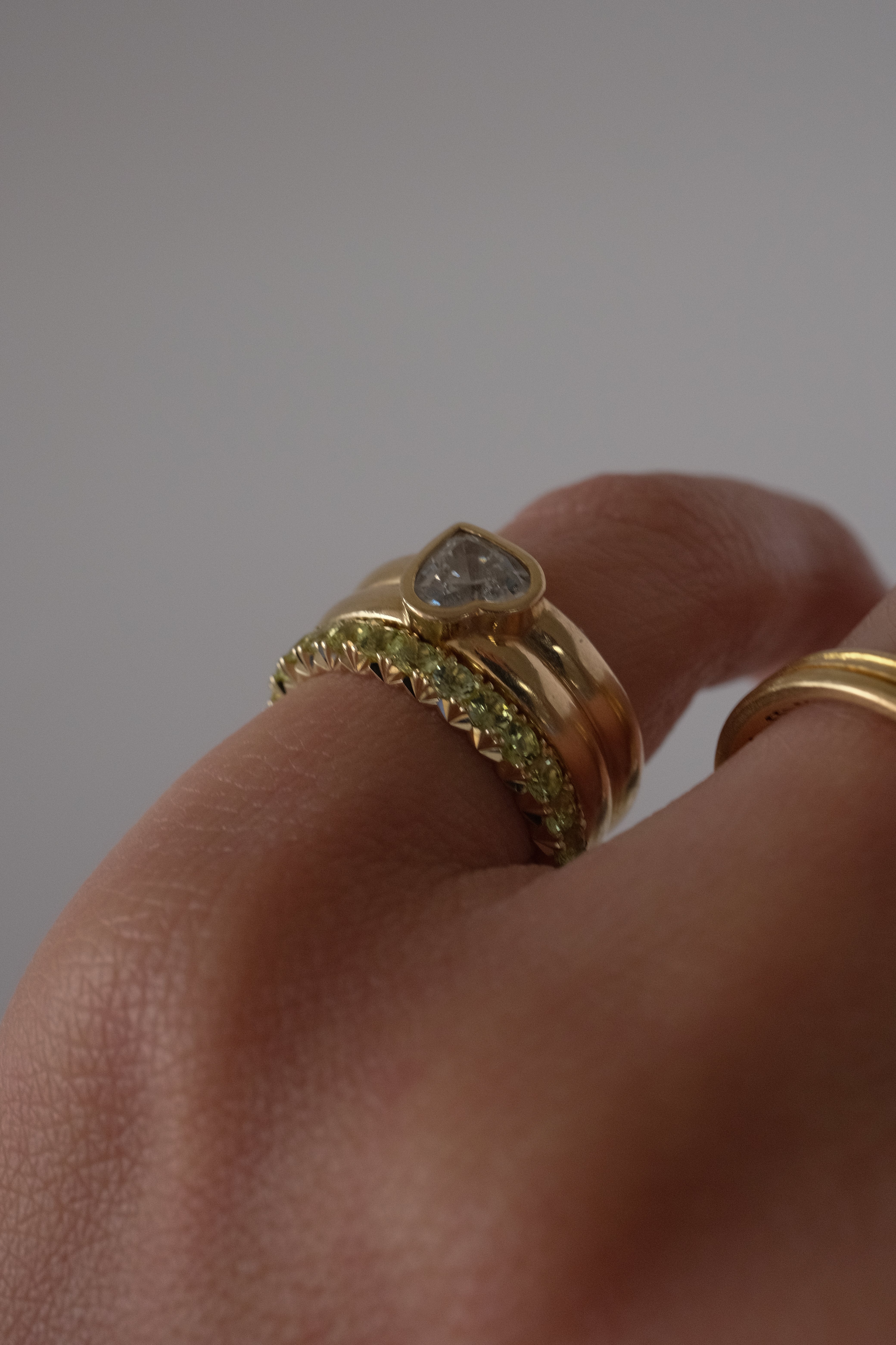 PERIDOTS BAND RING