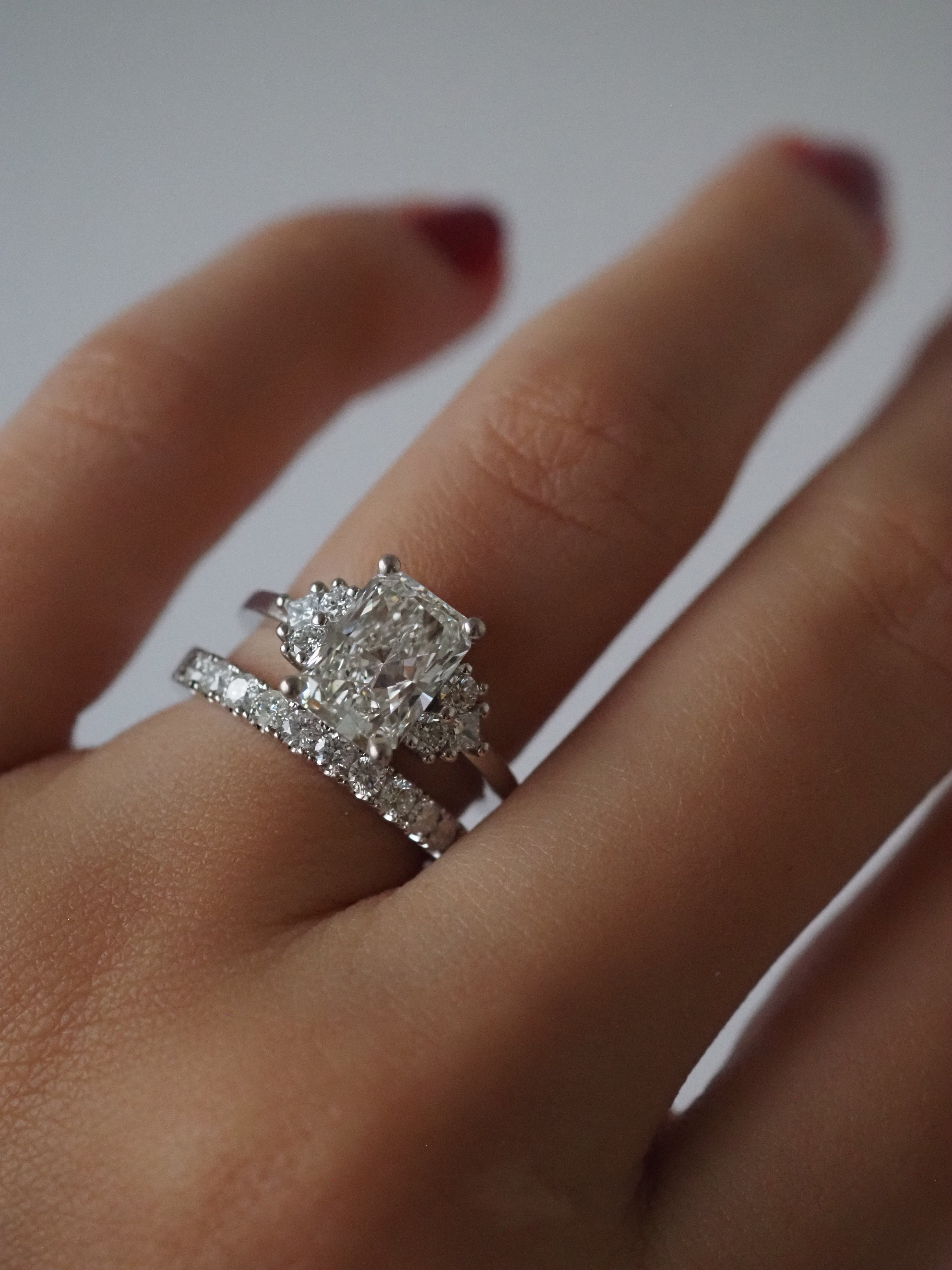 CLASSIC DIAMONDS RING -  FRENCH SETTING - WHITE GOLD