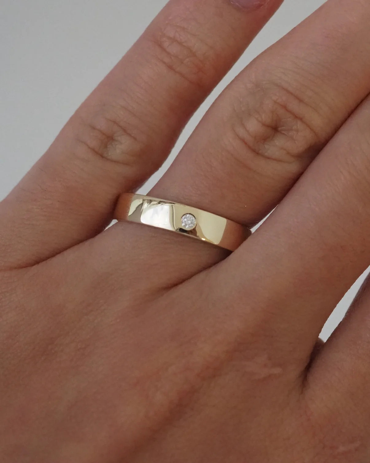 DIAMOND AND SAPPHIRE FLUSH SETTING