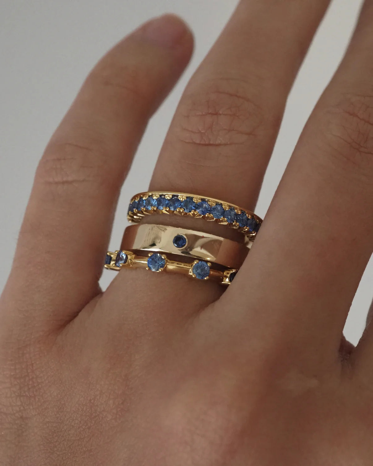 DIAMOND AND SAPPHIRE FLUSH SETTING