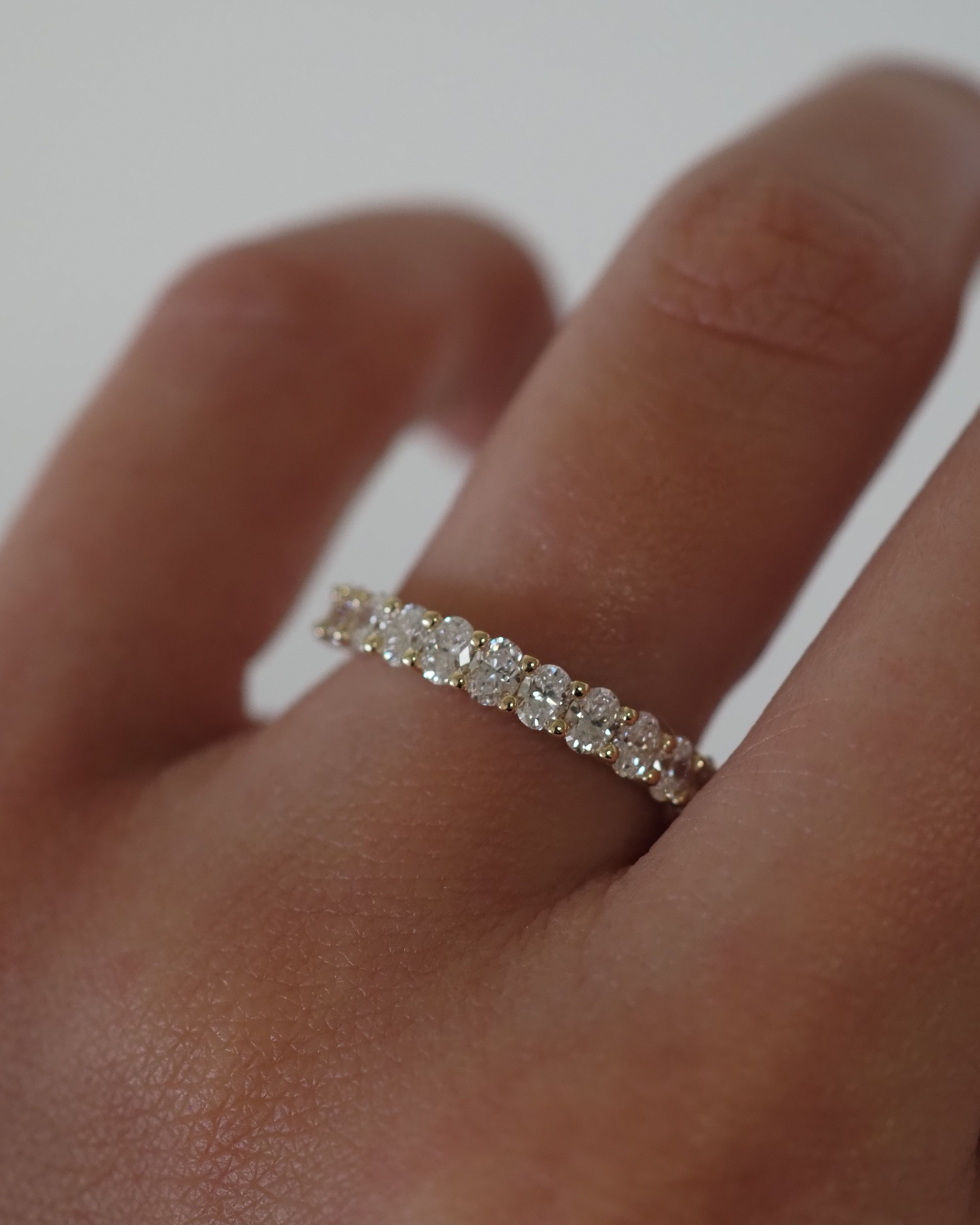 ALINA OVAL DIAMONDS BAND
