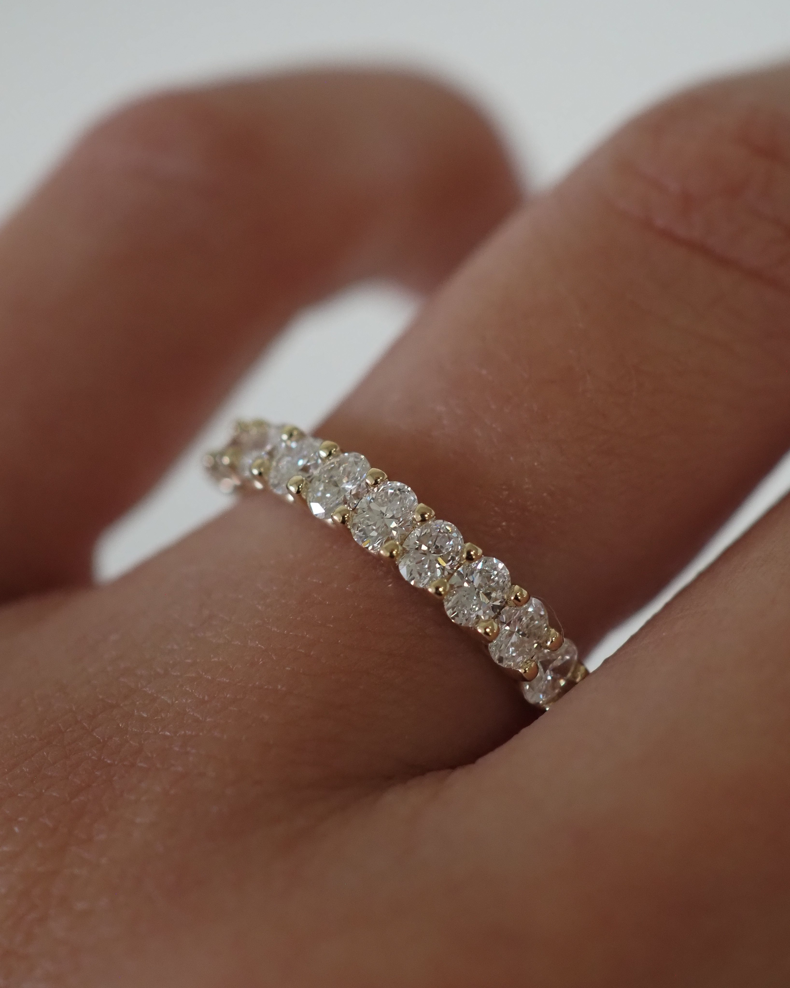 ALINA OVAL DIAMONDS BAND