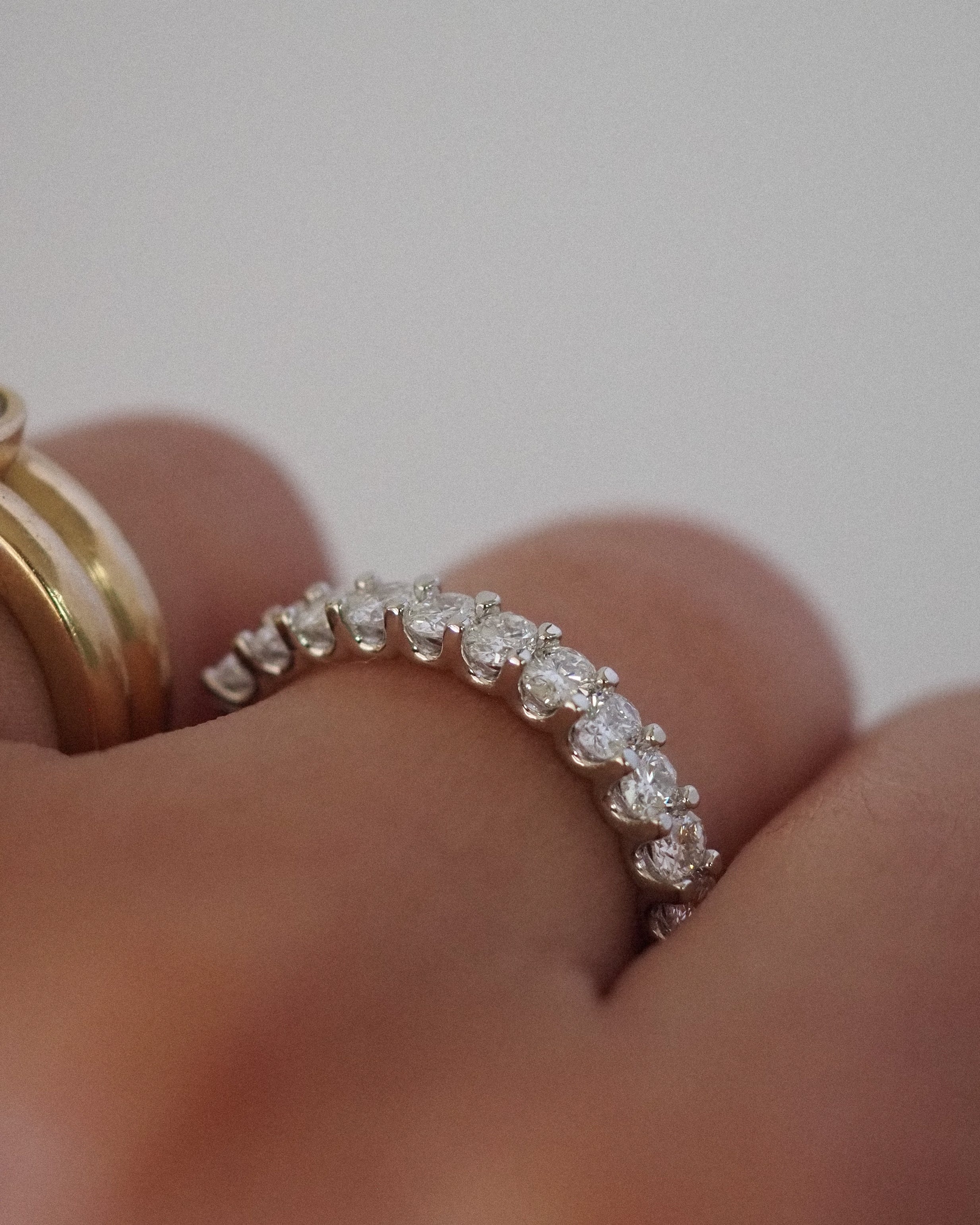 ALINA OVAL DIAMONDS BAND