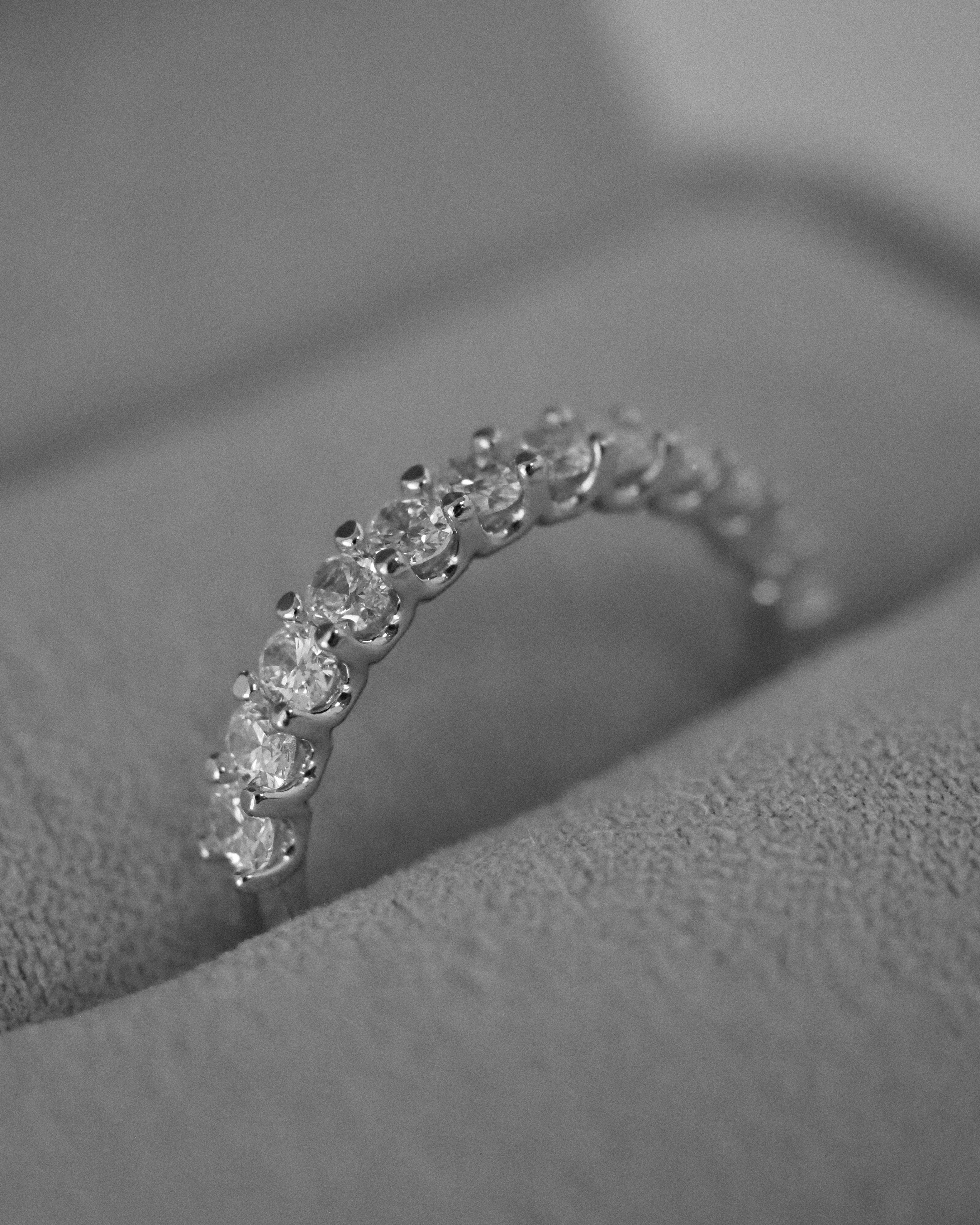 ALINA OVAL DIAMONDS BAND