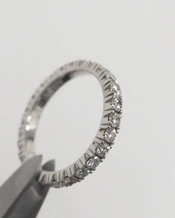 CLASSIC DIAMONDS RING -  FRENCH SETTING - WHITE GOLD