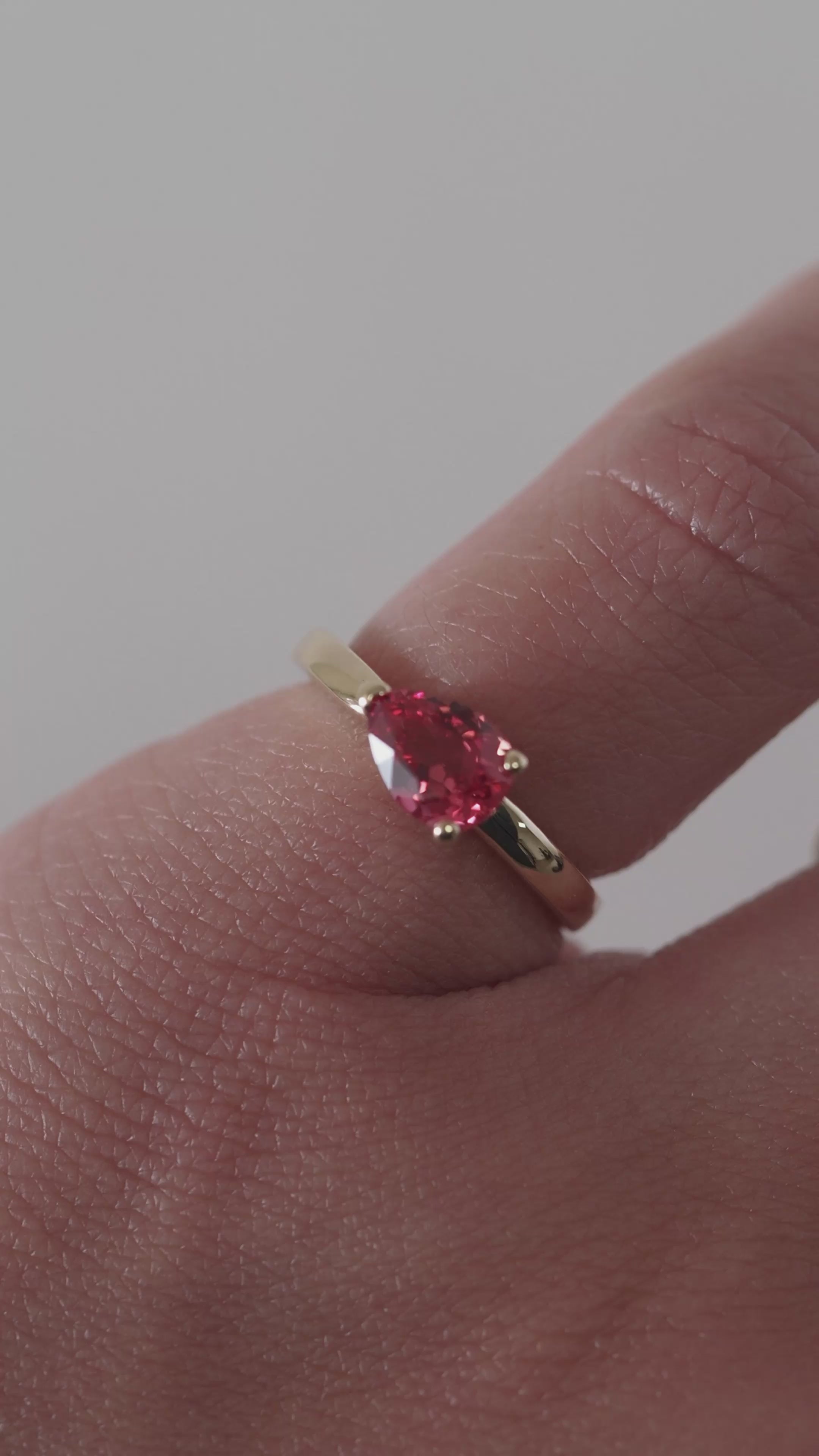 PADPARADSCHA SAPPHIRE RING